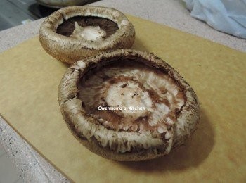 step1: -Portobello不用洗，只要輕輕掃下表面就得。
-除去菇腳

-用小匙清除全部gills (黑色的線狀物)，可以幫助減少左煮時出的水份