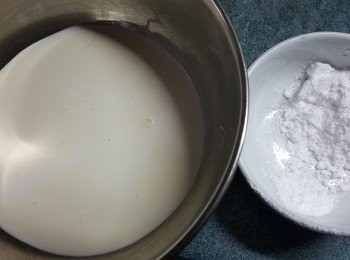 step13: 再將淡忌廉220g,糖霜20g用電動打蛋器打至企身