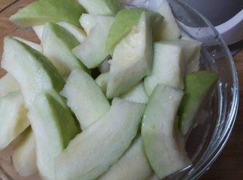 step2: 西洋芹去纖維後切塊 , 其他水果也去皮去籽後切塊