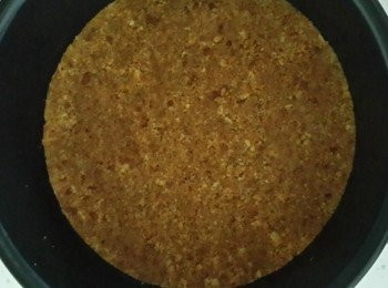 step2: 消化餅放塑膠袋壓碎,接著將1與2攪拌均勻舖到模型底部, 用湯匙壓緊放入冷藏20分