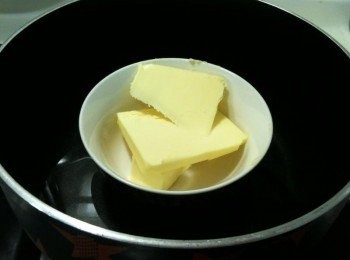 step2: 將無鹽奶油隔水加熱備用。