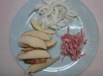 step1: 培根切絲.馬鈴薯表面刷洗乾淨或削皮,1顆切成8到10條,將馬鈴薯條放滾水中煮5分鐘至7分熟