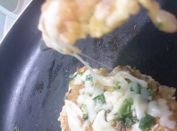 step4: 轉最小火，蓋鍋蓋悶至乳酪絲融化即可起鍋切片，就上菜啦