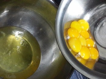 step4: 將蛋白同蛋黄分開【裝蛋白的容器不可有油有水同少量蛋黄，會影響蛋白是否打得起】