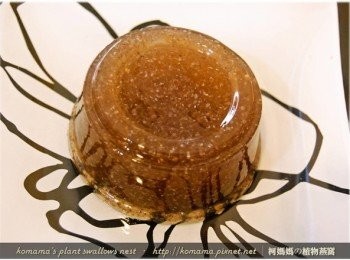 step3: 取一碗盤，將黑木耳健康凍自包裝盒中，直接倒扣在碗盤上。