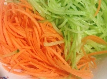 step3: 甘荀去皮後刨絲備用。青瓜去皮後刨絲隔水後備用。
