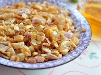 step8: 將撈起的紅蔥頭溫度仍然很高易焦，以筷子略拌散熱(或是擺在通風處/電扇吹涼)