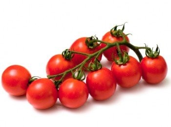 step2: 將大蕃茄切片，也可用櫻桃茄，切半