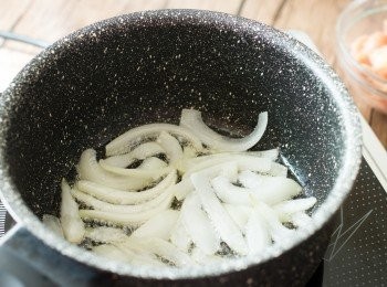 step3: 以中火燒熱油，下洋蔥炒約 3 分鐘。