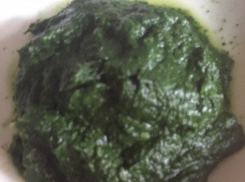 step1: 將菠菜洗乾淨，烚熟，瀝去水份，放進攪拌機攪成茸。備用。
（*因各家自製菠菜茸的水份會有所不同，因應自行調節麵團，增加麵粉 /減少菠菜茸）