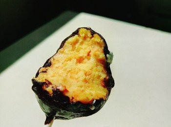 step7: 在朱古力漿未完全凝固時加上裝飾，然後垂直插在發泡膠上，凝固後可以朱古力筆劃上圖案或文字即成。