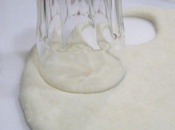 step7: 接著用直徑約8-9公分的圓形器具壓製小圓餅!!