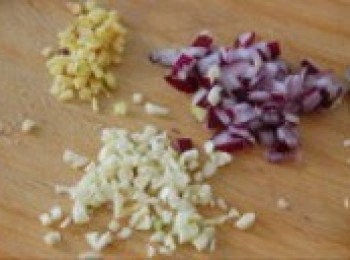 step2: 把洋蔥（1/3切末、2/3切絲），大蒜、生薑切末