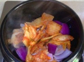 step2: 煎得冒油的時候，加入洋蔥，辣白菜，再煎下