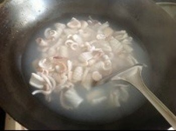 step6: 鍋內放水燒開（水要放多點），把切好的魷魚放入開水中焯一下，等水再次燒開，魷魚變色後馬上撈出；迅速用涼水沖涼，衝到魷魚里外都涼透，瀝乾水分；