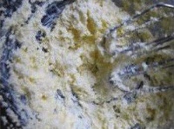 step4: 低速將黃油和細砂糖打到融合，再高速打到黃油顏色變淺，體積蓬鬆，成羽毛狀