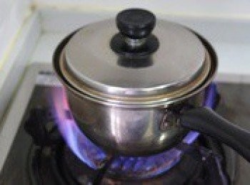 step3: 蓋上鍋蓋。轉大火。倒數，5，4，3，2，1，關火