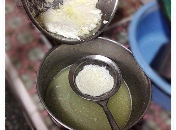 step4: 如果沒有豆漿布，可以用濾網將固形乳酪過篩，並用手壓出多於乳清液體，過篩後就完成啦！新鮮乳酪可以聞得到濃濃的奶香！