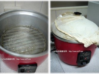step3: 先在外鍋倒入一杯半的水後，按下開關將裡面的水煮到如下沸騰狀態。
為防水蒸氣滴到蛋糕，所以可在鍋子上綁上一層布