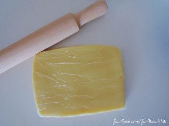 step6: 將餅乾麵團用保鮮膜包住。然後用擀麵杖壓平,再放入冰箱裡冷藏至少1小時或隔夜