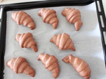 step6: 塗抹上些奶油。奶油可稍微加溫，讓其融化再塗抹。烤箱，180度C預熱，烤16分鐘或視自家烤箱而定。