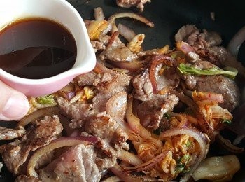 step8: 加入「<span class="group_2">醬汁</span>」炒勻，關火。