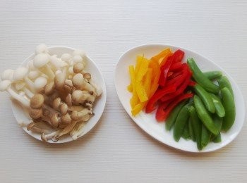 step1: 將鴻喜菇及美白菇用水快速沖洗即可,甜椒切成條狀,蒜頭拍扁。