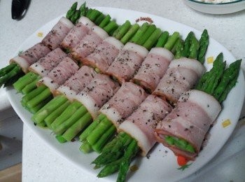 step3: 起鑊, 下煙肉卷煎到金黃, 上碟後再撒點黑胡椒, 完成