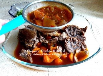 step9: 將牛展盛起切片 , 連同甘旬放入玻璃器皿內 , 湯底的渣用隔篩隔去