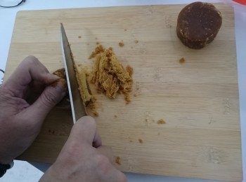 step1: 將椰糖切碎待用