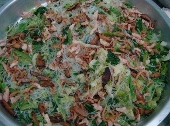 step6: 把炒好的各種青菜混合一起，平鋪散開放在大的盤子上，再把剛剛的海味香菇料倒上混合一起。