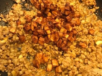 step4: 最后加入已炸的薯仔. 待涼.