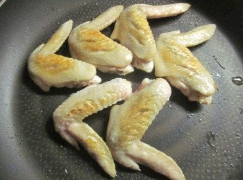 step2: 將雞翅煎到表面金黃