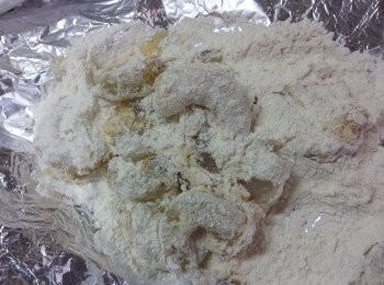 step2: 蝦仁沾上麵粉。