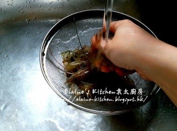 step1: 新鮮海蝦留尾 , 去頭去殼留用 , 蝦頭蝦殼用水沖洗及瀝乾