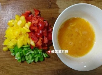 step2: 將青椒和剩下的紅椒、黃椒切丁。蛋打成蛋液，加入黑胡椒、白胡椒、味醂和鹽拌勻。
