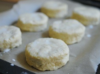 step5: 放在烘焙紙上，在鬆餅面上塗一層薄薄的牛奶（這可令鬆餅焗後金黃色）。放入焗爐220度，焗約12至15分鐘，表面金黃色即成！