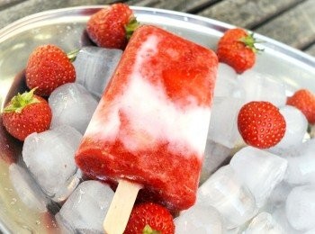 step4: 2）先倒一層草莓果泥，然後倒入一層乳酪，再倒入草莓果泥，便成三層顏色，可再用刀在裡面稍微拌勻，就成花紋喔！