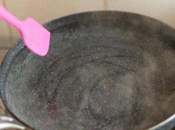 step4: 用平底有高度的鍋，煮滾一鍋水至魚眼水程度，加入白醋轉細火，用工具於水入面外圍打圈於中心制造一個小旋渦