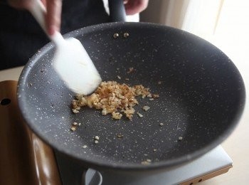 step1: 首先將洋蔥切成細末後，下鍋炒至金黃、起鍋備用。