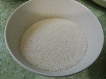 step2: 砂糖、魚膠粉和鹽混合拌勻。