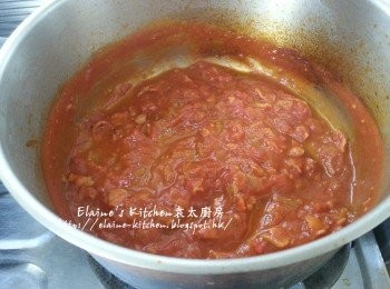 step9: 茄醬煮了1小時後加入鹽及黑胡椒碎拌勻即成