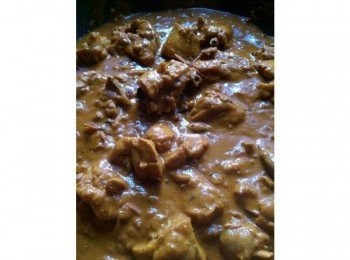 step4: 番茄和<span class="group_2">辛香料</span>完全混合之後，加入步驟1的腰果糊，中火炒均勻，這個步驟要很小心，因為非常容易焦 均勻的攪拌一起之後加入雞肉和水炒拌均勻後以大火煮滾，再轉小火，蓋上鍋蓋煮約15分鐘，最後加點鹽巴和胡椒調味即可