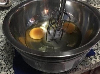 step5: 雞蛋和白糖放在同一個方便用打蛋器的缸裡，並準備一盆熱水，裝熱水的盆要可以放上裝了雞蛋和糖的缸。