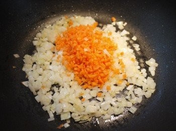 step5: 洋蔥末炒至透明後加入紅蘿蔔末拌炒