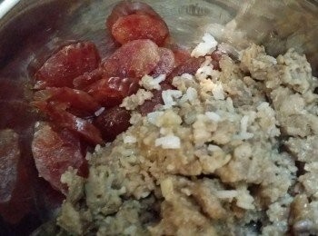 step6: 臘腸切片備用。
可直接加煲仔飯豉油，稍焗一會撈勻享用。 如想個別加豉油，可先將臘腸和肉餅取出備用。
Add special soy sauce for claypot rice,  wait for a while,  stir and serve.
If you want to serve individually,  take out the meat and lap chang first.