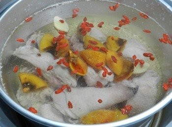 step3: 將雞肉、枸杞子、薑片，還有一分為四的柿餅，放入電鍋，外鍋三杯水