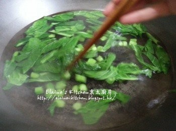 step4: 將芥蘭莖及芥蘭葉放入水中煮約5分鐘 , 盛起瀝乾水份