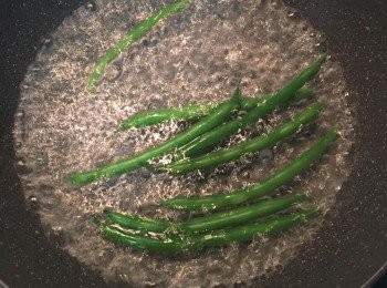 step6: 煮滾的水裡下2茶匙的鹽,將四季豆燙熟後備用