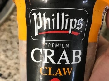 step1: 蟹肉可以在超級市場買一些已經拆了肉的蟹肉, 我在Aeon超級市埸買了這個Crab Claw蟹肉, 之前也用它來做其它菜色, 如: 蟹肉意粉, 美式蟹餅. 效果不錯啊!